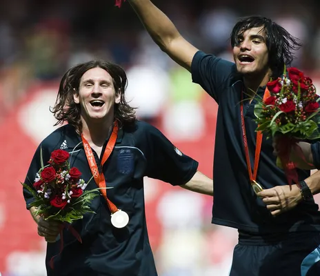 Messi y Romero celebran la obtención de la medalla dorada en 2008