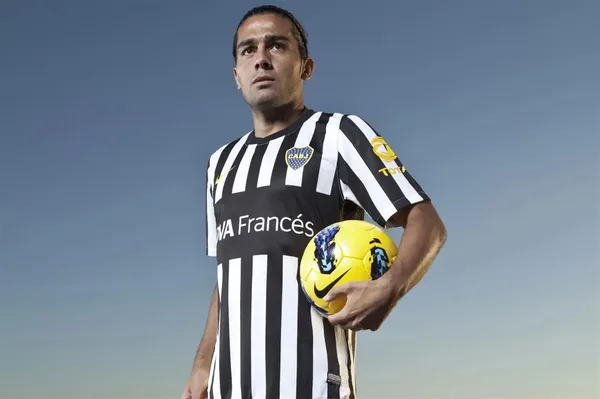 Diseño de la camiseta alternativa del Boca 2012. 