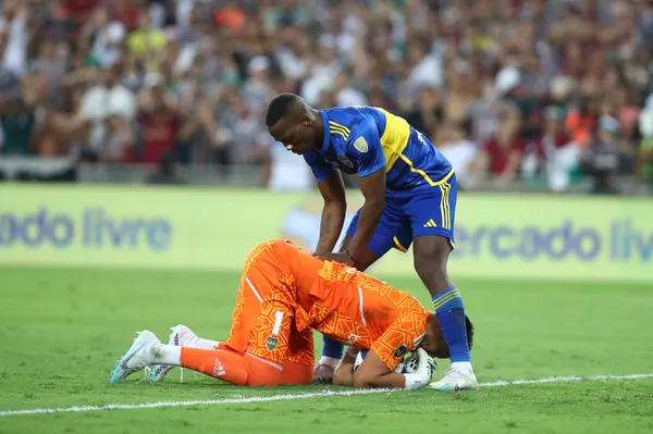 Luis Advíncula junto a Sergio Romero. (Getty)