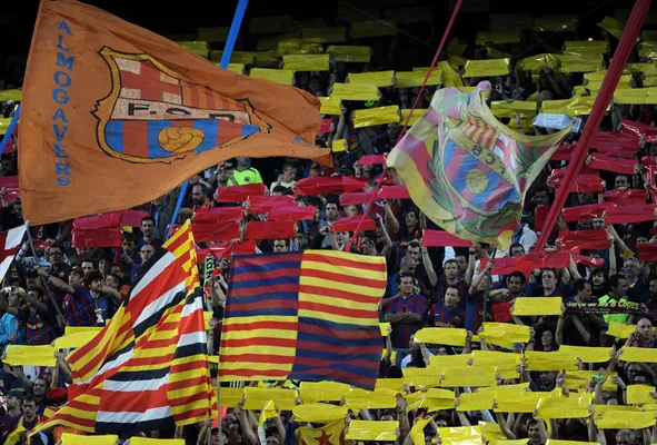 BARCELONA, SPAIN - APRIL 28: Barcelona fans cheers as players enter the pitch during the UEFA Champions League semi final second leg match between Barcelona and Inter Milan at the Camp Nou stadium on April 28, 2010 in Barcelona, Spain. (Photo by Jasper Juinen/Getty Images)