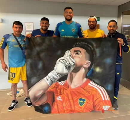 La bandera que le regalaron a Romero y fue colgada en un palco de La Bombonera.