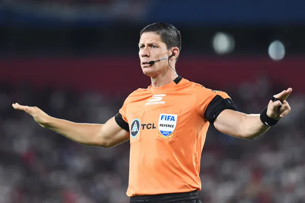Nicolás Ramírez, con grandes chances de ser el árbitro del Superclásico. (Getty)