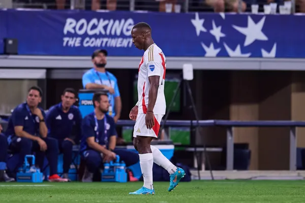 Advíncula, en duda vs. Argentina. (Imago)
