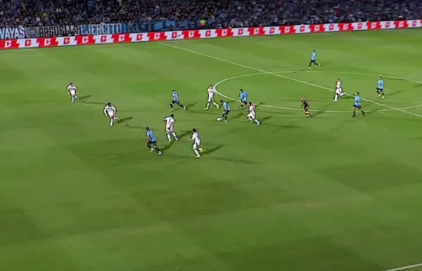 El offside de Jara previo al gol de Belgrano. (Captura)