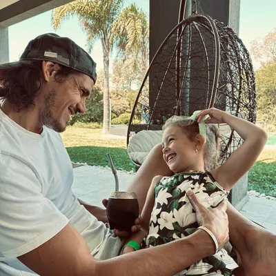 Edinson Cavani junto a su hija, India