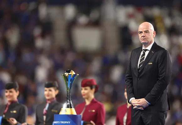 El presidente de la FIFA junto al trofeo del Mundial de Clubes. (Getty)