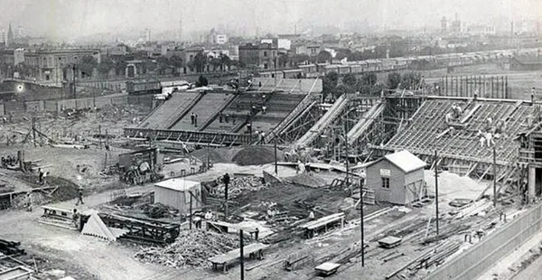 La construcción de la primera bandeja de La Bombonera, sobre la calle Aristóbulo del Valle. (Historia de Boca)