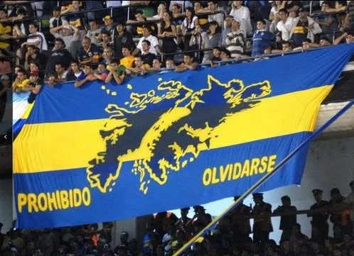 Una bandera de Malvinas con los colores de Boca.