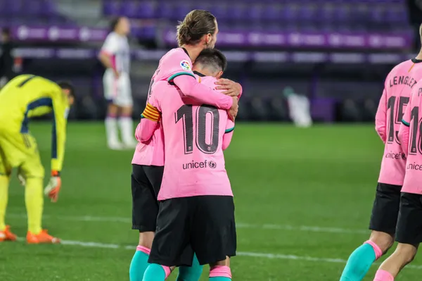  Mingueza, con Messi.