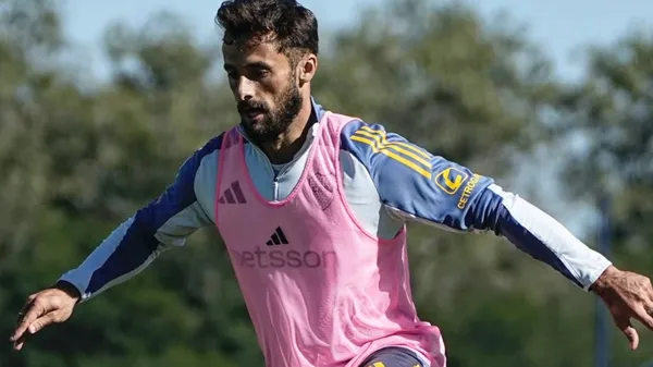 Saracchi se presentó en Ezeiza este lunes. (@javierphotogamma)