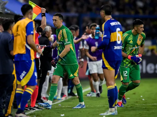 Agustín Marchesín siendo reemplazado en Boca vs. Alianza Lima (Getty Images)