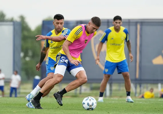 Román Rodríguez en una práctica con la Primera de Boca. (Boca Oficial)