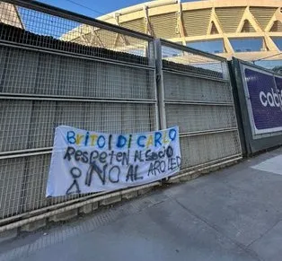Apareció una bandera con los colores de Boca afuera del Monumental