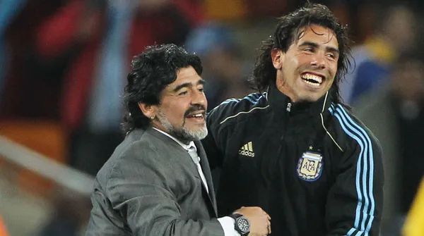 Carlos Tevez y Maradona en el Mundial de Sudáfrica 2010 (Getty Images)