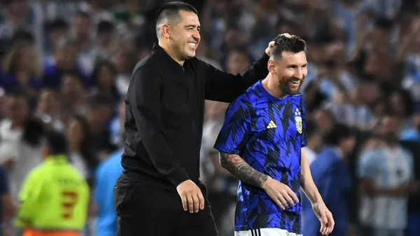 Riquelme y Messi, juntos en La Bombonera antes de un partido de Argentina. (Getty)