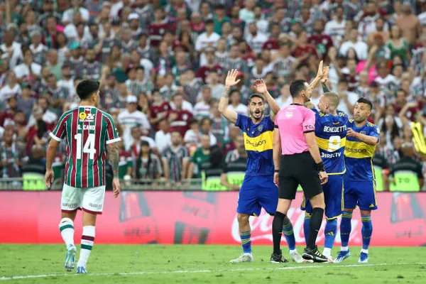 Todo Boca pidió mano del jugador de Fluminense, en lo que podría haber sido penal para Boca (Photo by Raul Sifuentes/Getty Images)