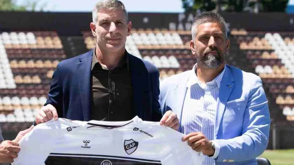 Sebastián Ordoñez (derecha) quiere que Palermo continúe en su club. (Prensa Platense)