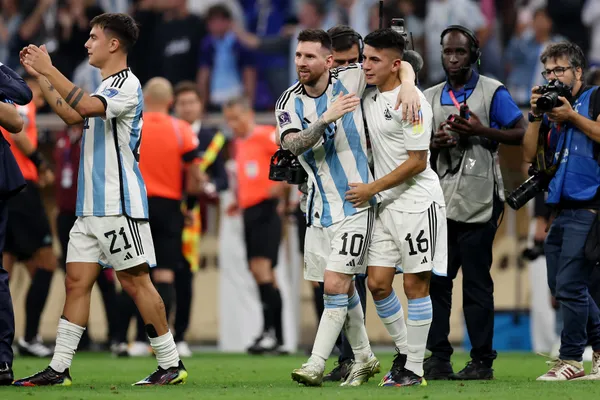 Lionel Messi abraza a Thiago Almada, minutos después de ganar la Copa del Mundo