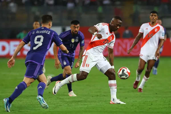LIMA, PERU - OCTOBER 17: Luis Advincula of Peru drives the ball during a FIFA World Cup 2026 Qualifier match between Peru and Argentina at Estadio Nacional de Lima on October 17, 2023 in Lima, Peru. (Photo by Leonardo Fernandez/Getty Images)