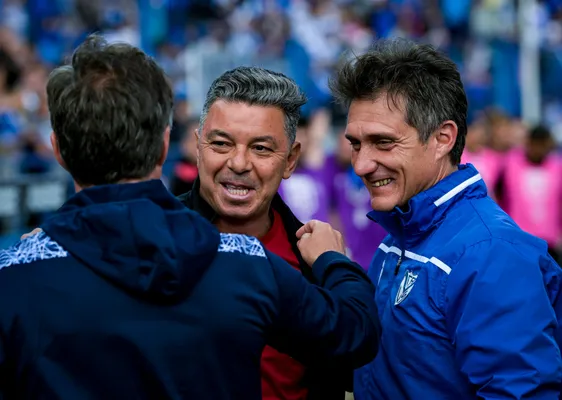 Guillermo Barros Schelotto junto a Gallardo en el último Vélez-River. (Getty)