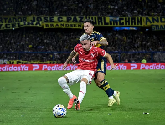 Boca se enfrenta a Independiente. 