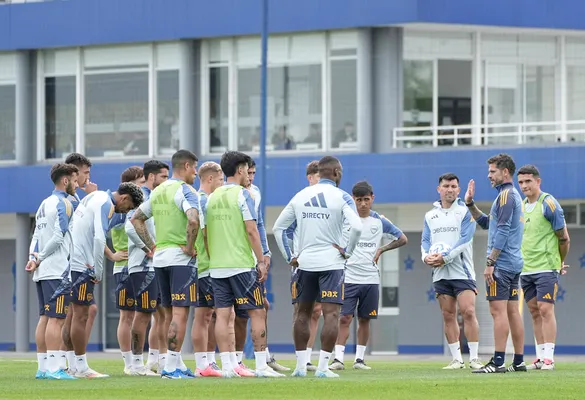 Gago junto al plantel en el Predio de Ezeiza. (Imago)