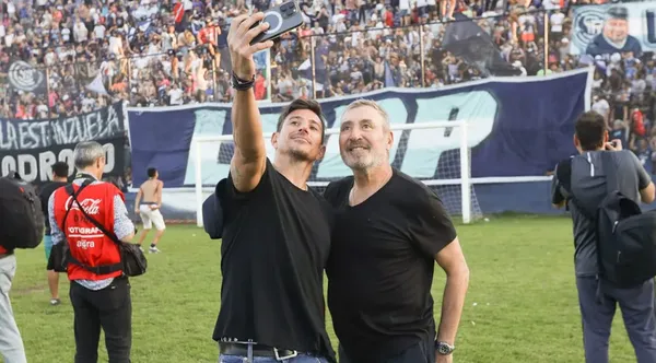 Agustín Vila junto a su padre Daniel, presidente de Independiente Rivadavia. (Instagram)