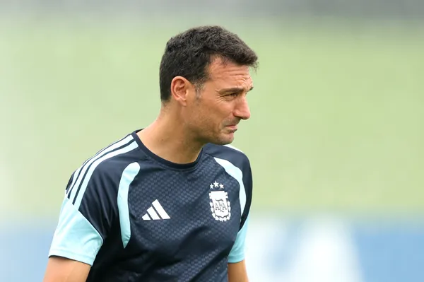 Scaloni quiere hacer debutar a Flores en este fecha FIFA. 