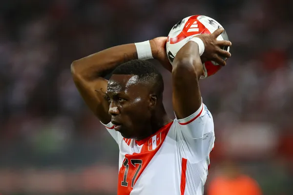 Advíncula, citado a la Selección de Perú