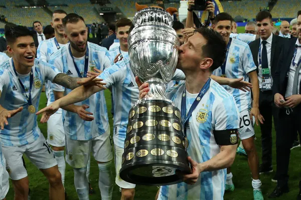 Messi besa la Copa América en Río de Janeiro