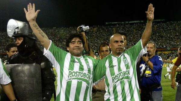 Diego Armando Maradona estuvo presente en la despedida del fútbol de Chicho Serna en 2007. (Archivo)
