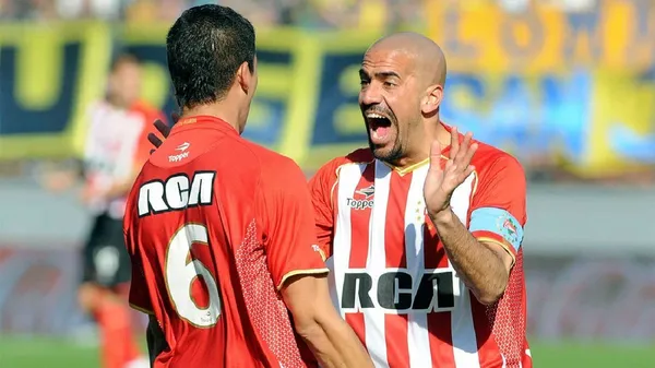 Rojo y Verón con la camiseta de Estudiantes. (Infocielo)