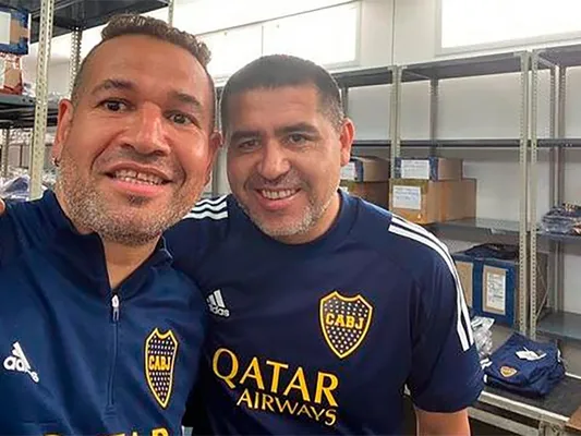 El Chipi junto a Román en la utilería del club