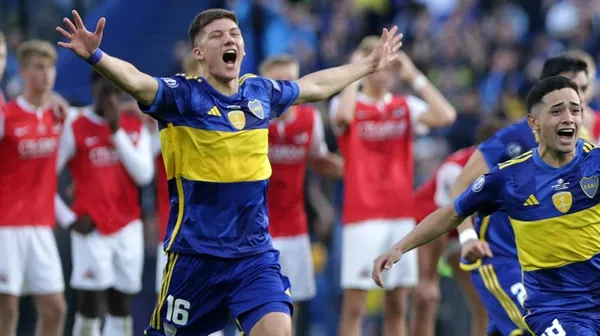 Román Rodríguez celebra el título ante el AZ Alkmaar