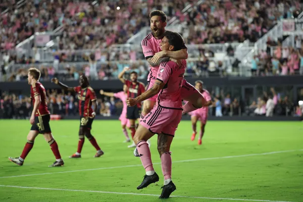 Matías Rojas junto a Lionel Messi en el Inter Miami. (IMAGO)