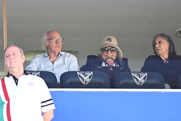 Bianchi junto a su esposa en la cancha de Vélez. (Getty Images)