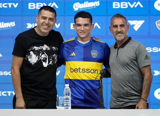 Lautaro Blanco junto a Juan Román Riquelme y Raúl Cascini en su presentación como nuevo jugador de Boca. (Boca Oficial)