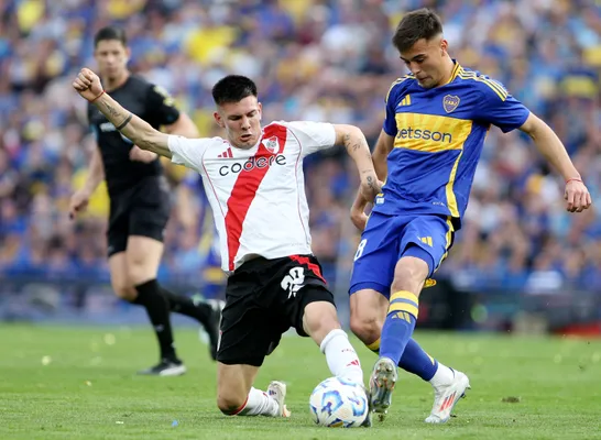 Boca y River reciben millones de dólares anuales por sus sponsors (Getty Images)