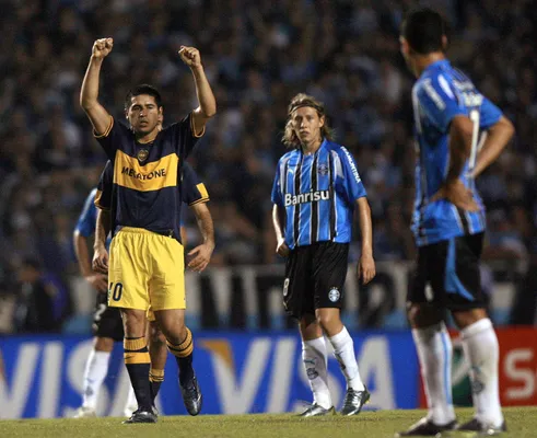 Román aprieta los puños en Porto Alegre tras su segundo gol en la final de vuelta.