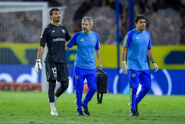 Javier García mientras se retiraba lesionado vs. Racing. (Getty)