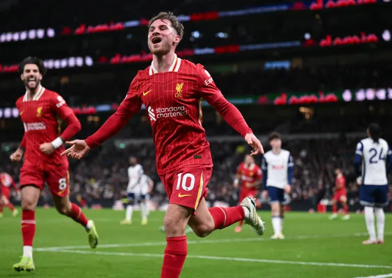 Alexis Mac Allister la rompe en el Liverpool. (IMAGO)