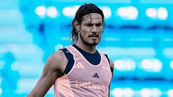 Alarma en Boca: Cavani no pudo completar la práctica.