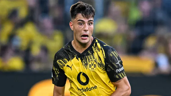 Anselmino estuvo cedido en el Borussia Dortmund.