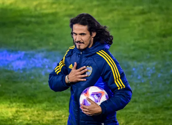 BUENOS AIRES, ARGENTINA - JULY 31: Uruguayan striker Edinson Cavani greets the fans during his unveiling as new player of Boca Juniors at Estadio Alberto J. Armando on July 31, 2023 in Buenos Aires, Argentina. (Photo by Marcelo Endelli/Getty Images)