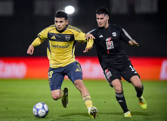 Leonel Flores podría dejar su lugar en el once titular de Boca. (Getty Images)