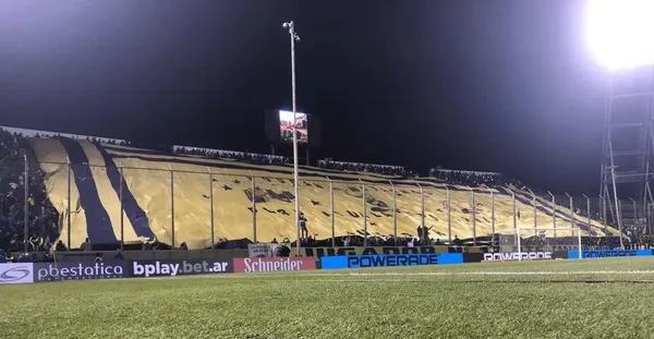 El telón desplegado en una de las cabeceras del Padre Martearena.