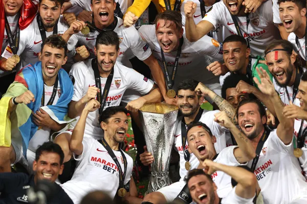 Banega ganando su tercera Europa League en Sevilla (Getty Images)