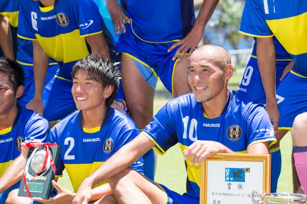 Naohiro Takahara, fundador de Okinawa FC, con la camiseta inspirada en Boca