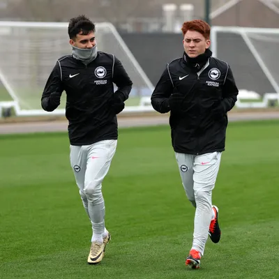 Barco junto a Facundo Buonanotte en el práctica del Brighton. (Brighton Oficial)