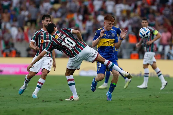 Ganso, contra Barco. (Getty)